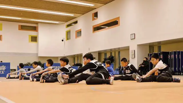 如何根据篮球比赛的不同阶段调整力量训练强度?_2